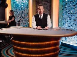 Live-dealer blackjack table streamed on maktoto slot showing dealer, cards, and betting interface